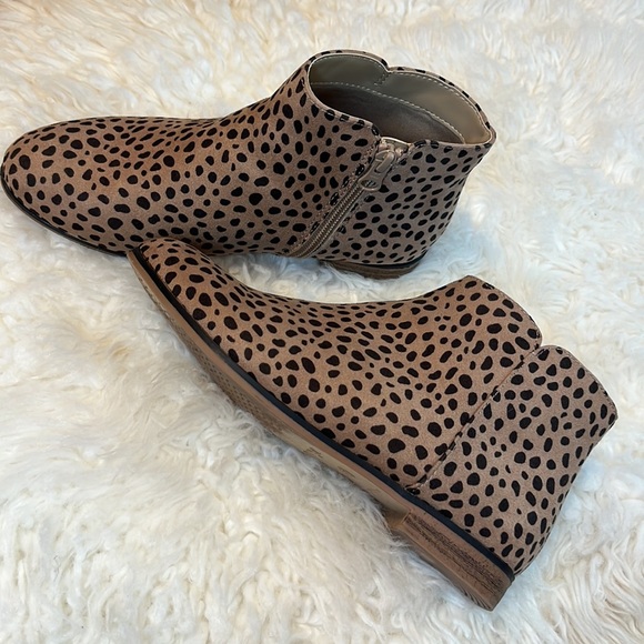 3/$25 Girls animal print booties - Picture 3 of 4